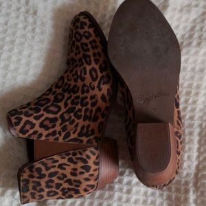 NWOT Seychelles Leopard Print Booties